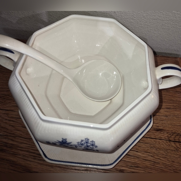 Vintage Tilson Japan Soup Tureen set featuring the "Blue Onions" Pattern - Picture 3 of 5